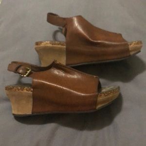 Girl’s wedged sandals